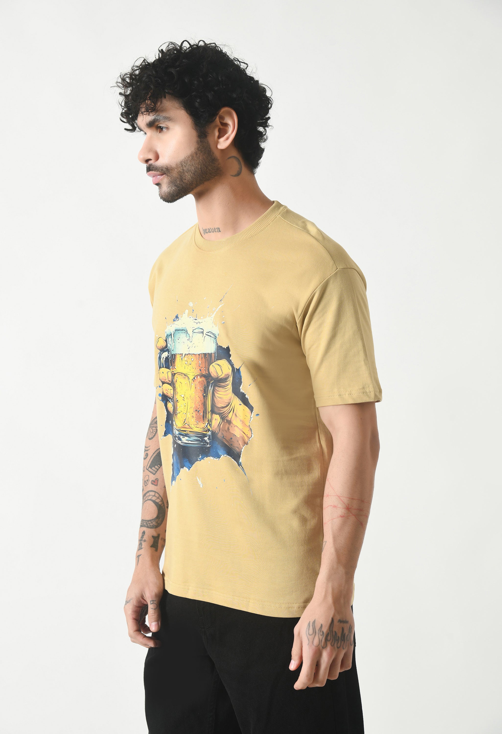 Beer in Hand Beige – Golden Lager Premium Oversized T-Shirt for Men