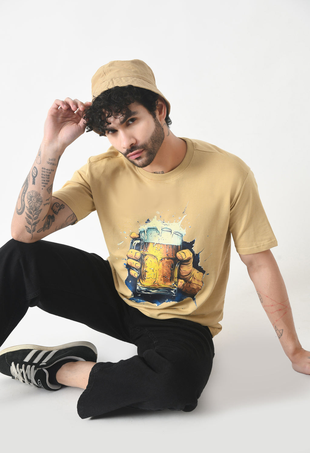 Beer in Hand Beige – Golden Lager Premium Oversized T-Shirt for Men